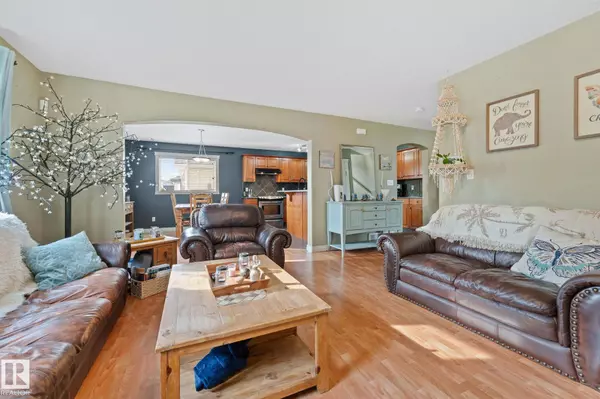 7907 96 ST, Morinville, AB T8R 1W1