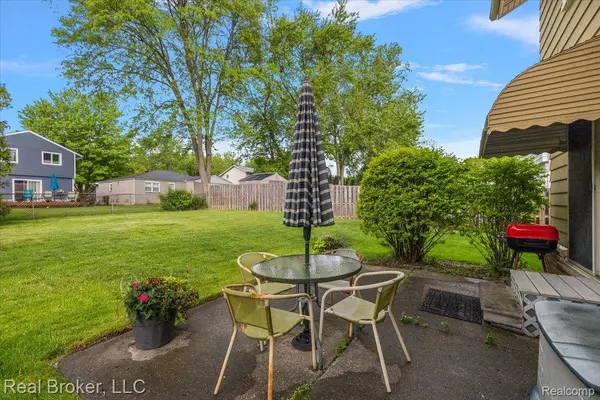 24765 Apple Crest DR, Novi, MI 48375