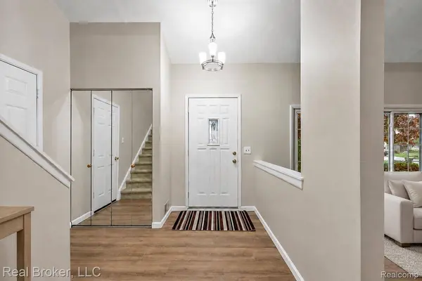 24765 Apple Crest DR, Novi, MI 48375
