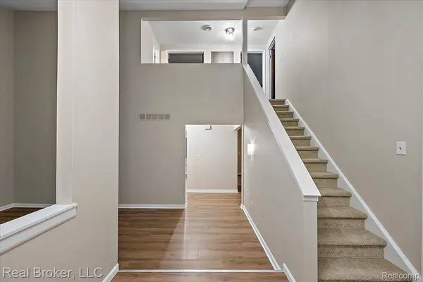 24765 Apple Crest DR, Novi, MI 48375