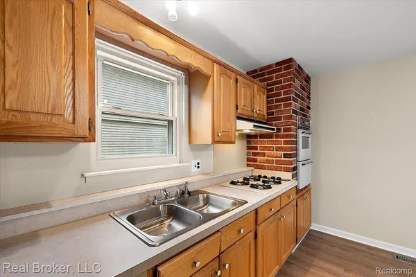 24765 Apple Crest DR, Novi, MI 48375