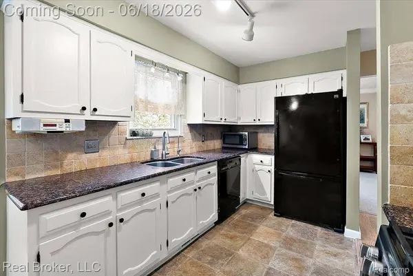 6339 Westwego DR, Green Oak Township, MI 48116
