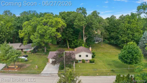 8320 Hillpoint DR, Hamburg Township, MI 48116