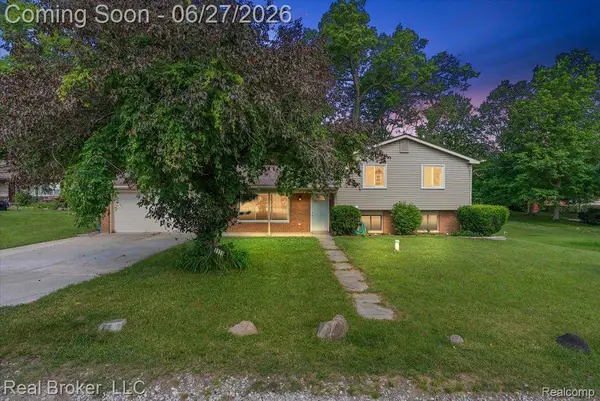8320 Hillpoint DR, Hamburg Township, MI 48116