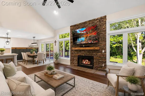 6180 Chad CT, Hamburg Township, MI 48116
