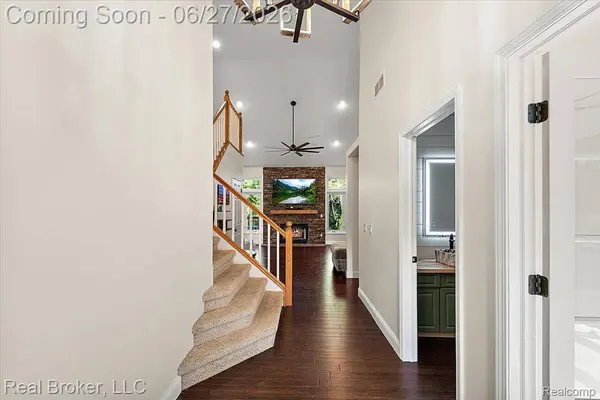 6180 Chad CT, Hamburg Township, MI 48116