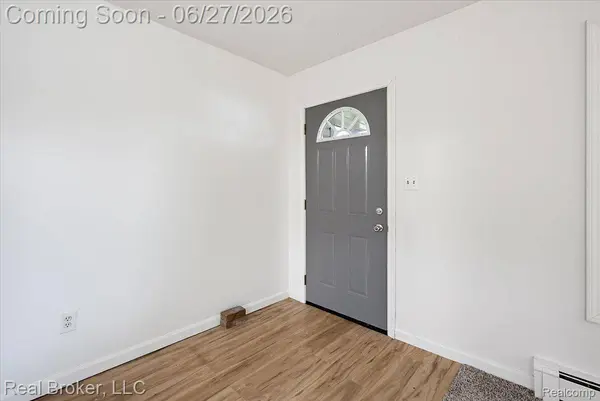 8320 Hillpoint DR, Hamburg Township, MI 48116