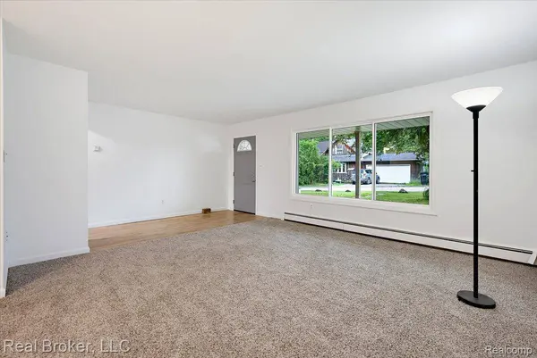 8320 Hillpoint DR, Hamburg Township, MI 48116