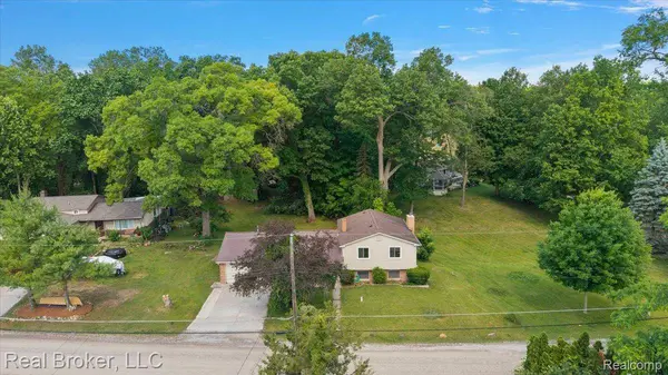 8320 Hillpoint DR, Hamburg Township, MI 48116