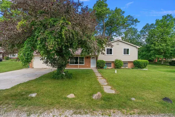 8320 Hillpoint DR, Hamburg Township, MI 48116