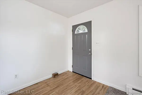 8320 Hillpoint DR, Hamburg Township, MI 48116