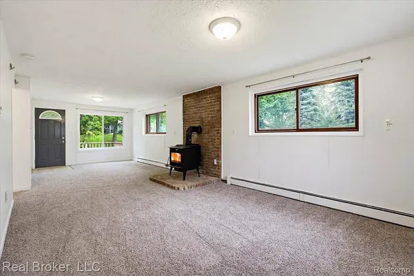 8320 Hillpoint DR, Hamburg Township, MI 48116
