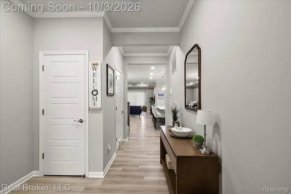 1636 Landings LN, Milford, MI 48381