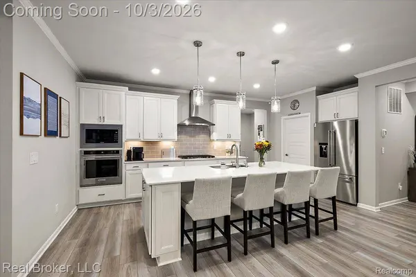 1636 Landings LN, Milford, MI 48381