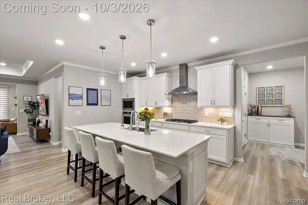 1636 Landings LN, Milford, MI 48381
