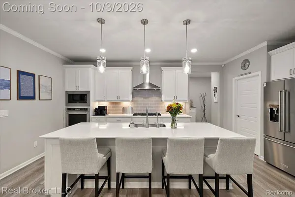 1636 Landings LN, Milford, MI 48381