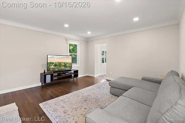 22024 Madison ST, St. Clair Shores, MI 48081