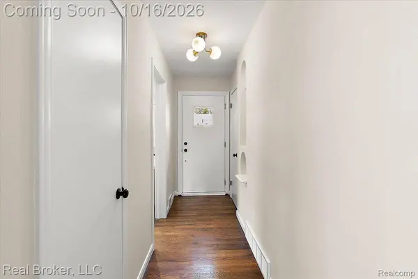 22024 Madison ST, St. Clair Shores, MI 48081