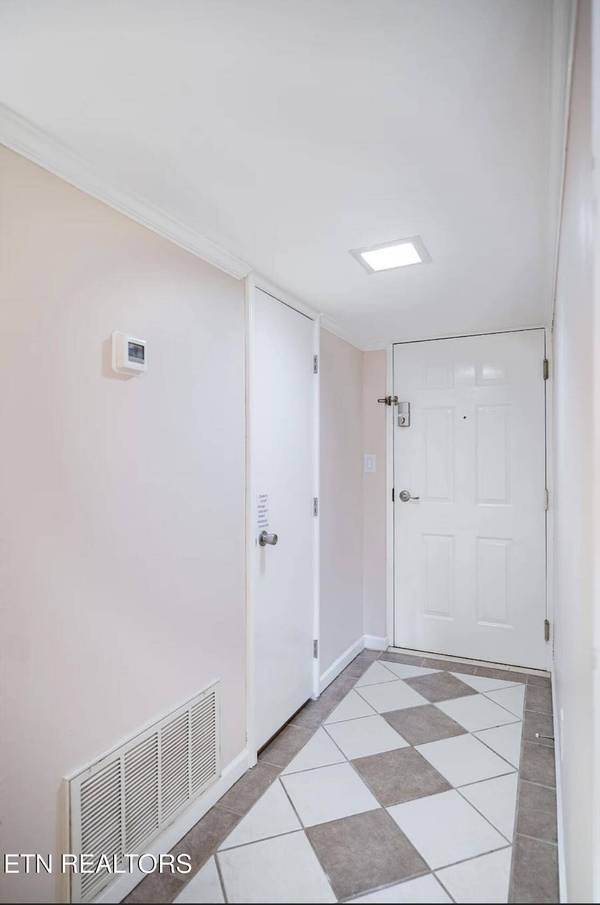 2749 Sullins St, Knoxville, TN 37919