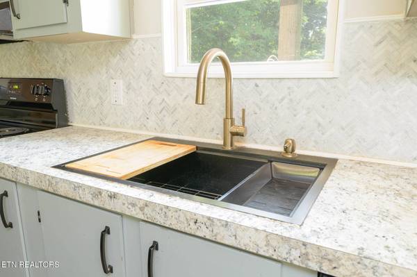 297 Wells Rd, Powell, TN 37849