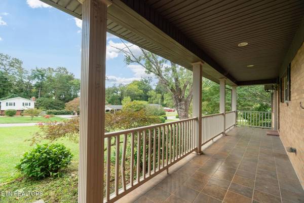 7805 Luxmore DR, Knoxville, TN 37919