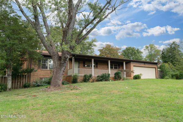 7805 Luxmore DR, Knoxville, TN 37919