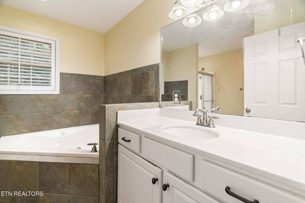 7805 Luxmore DR, Knoxville, TN 37919