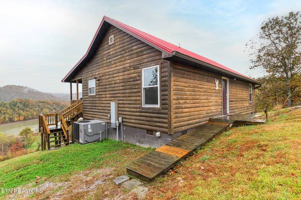 361 Holiday LN, Tazewell, TN 37879