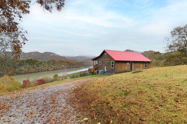361 Holiday LN, Tazewell, TN 37879