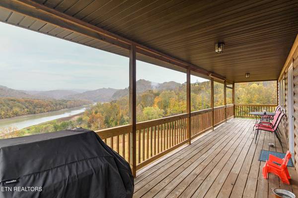 361 Holiday LN, Tazewell, TN 37879