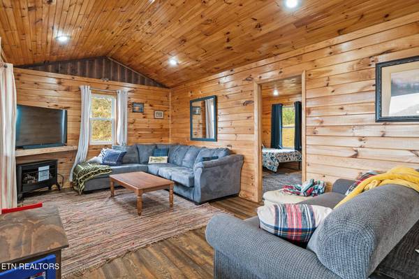 361 Holiday LN, Tazewell, TN 37879