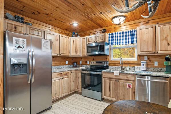 361 Holiday LN, Tazewell, TN 37879