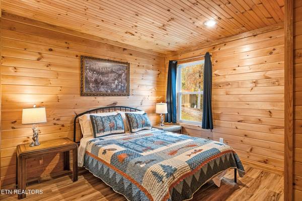 361 Holiday LN, Tazewell, TN 37879