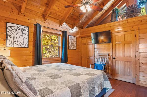 4104 Harvest Moon LN, Sevierville, TN 37862