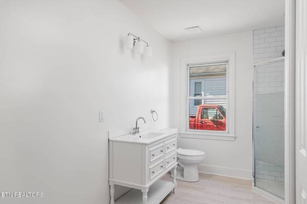 921 Shamrock Ave, Knoxville, TN 37917