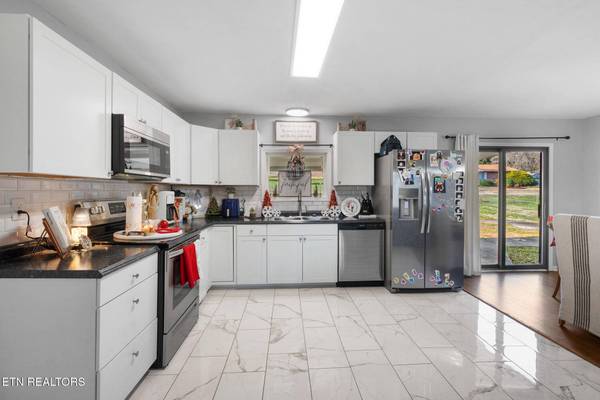 319 Meadowview DR, Harriman, TN 37748