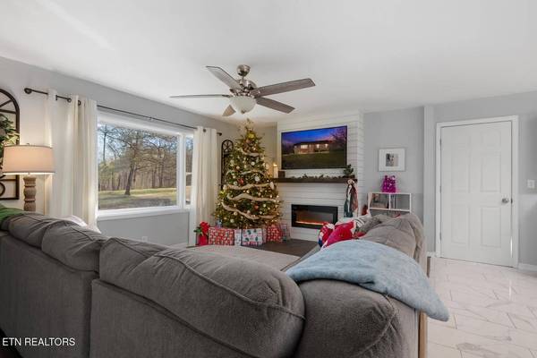 319 Meadowview DR, Harriman, TN 37748