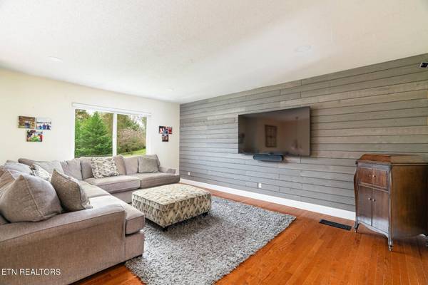 3102 Fairoaks DR, Maryville, TN 37803