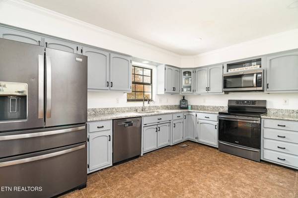 3102 Fairoaks DR, Maryville, TN 37803