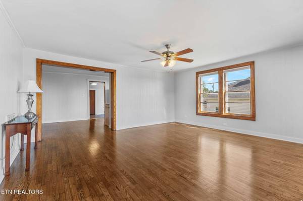 517 2nd Ave, Lenoir City, TN 37771