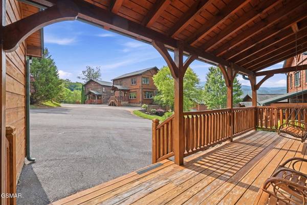 826 Gatlinburg Falls WAY, Gatlinburg, TN 37738