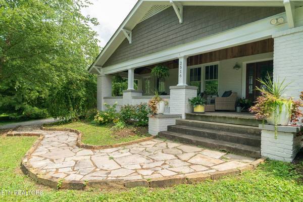 2516 Maple DR, Knoxville, TN 37918