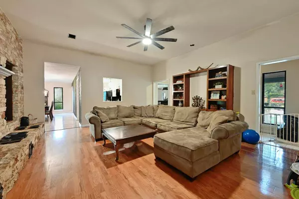 12902 Ben Milam DR, Manchaca, TX 78652