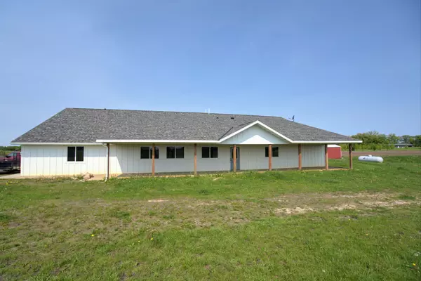 Single-Level Acreage Property in Mora