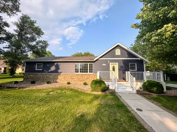 3BR/2BA Waldorf Home w/Wraparound Deck