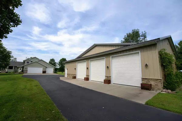feature image of Monticello Home on 2.5 Acres w&#x2F;Heated&#x2F;Cooled Pole Buillding