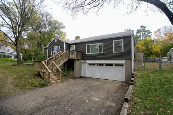 feature image of 4BR/3BA Minnetonka Home on Cul-De-Sac | OPEN HOUSE 10/24 10am-Noon