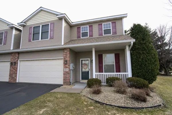 Move-In Ready 2BR/2BA Blaine Townhome,Chuck Carstensen