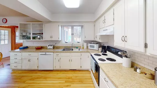 32524 Evergreen ST NW, Cambridge, MN 55008