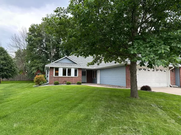 7073 24th ST N, Oakdale, MN 55128